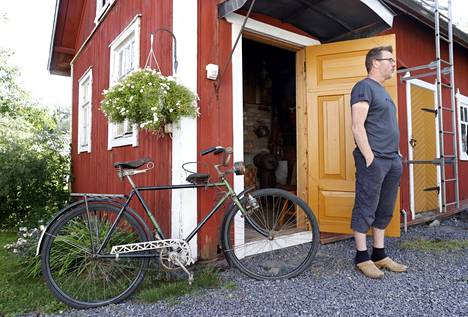 Mika Lavonius osti Hannulan polkupyöräliikkeen valmistaman Elo-polkupyörän lehti-ilmoituksella Korkeaojalta. Mallia valmistettiin aina talvisotaan saakka. ”Nyt rengas on puhki, mutta olen minä pyörällä hiukan polkenutkin”, Mika kertoo.