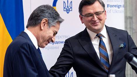 Yhdysvaltain ulkoministeri Antony Blinken (vas.) ja Ukrainan ulkoministeri Dmytro Kuleba pitivät tiedotustilaisuudessa Kievissä 19. tammikuuta.