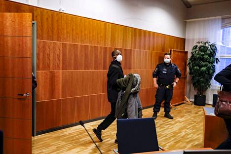 Sotarikoksista syytetty sierraleonelaismies Gibril Massaquoi Pirkanmaan käräjäoikeudessa Tampereella 21. tammikuuta 2022.