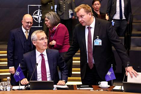 Puolustusministeri Kaikkonen keskusteli Naton pääsihteeri Jens Stoltenbergin kanssa Brysselissä 13. lokakuuta.