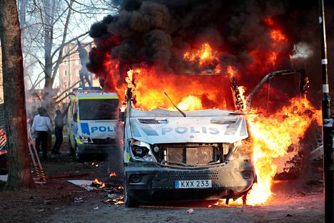 Mellakoinnin aikana sytytettiin tuleen neljä poliisiautoa.