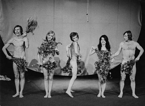 Oh, Calcutta -musikaali Gloria-teatterissa 1972. Kuvassa vasemmalta Vesa Pallasvesa, Pirkko Saanakorpi, Aarno Raninen, Titta Jokinen ja Ossi Ahlapuro.