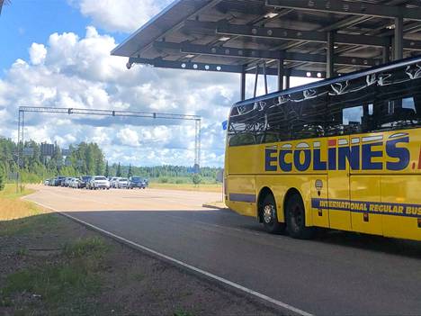 Arkistokuvassa linja-auto tulossa Venäjältä Suomeen Vaalimaan raja-aseman kautta.