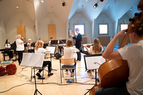 Suomen musiikkiopistojen nuoret soittajat soittavat tänään torstaina Finlandia-hymnin  kello 18. Arkistokuvassa Palmgren-konservatorion kesäorkesteri kesällä 2018.