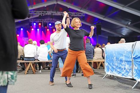 Tamperelainen Kari Heikkilä ja nokialainen Terhi Jurvela intoutuivat tanssin pyörteisiin jazzin soidessa taustalla. Kaksikon osaavat askeleet keräsivät ihastuneita huokauksia ja suosionosoituksia yleisöltä.