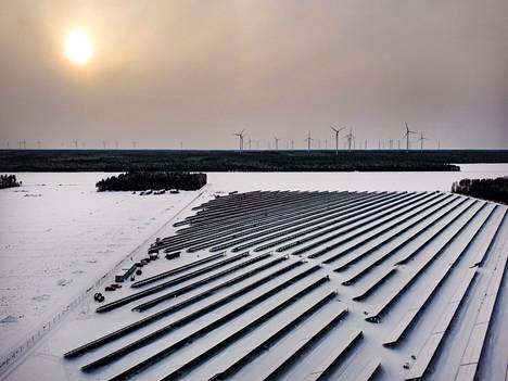 Aurinkovoimayhtiö Solarigo rakentaa tällä hetkellä Suomen suurinta aurinkopaneelirypästä Kalajoelle. Lähistöllä on myös paljon tuulimyllyjä.