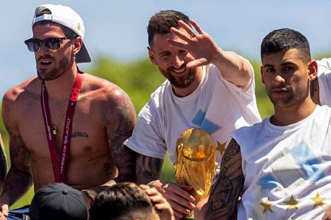 Argentiinan suurin sankari Lionel Messi (keskellä) oli luonnollisesti mukana paraatissa. Messin vierellä Rodrigo de Paul (vas.) ja Cristian Romero.