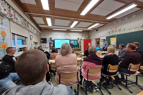 Kyynärjärven koululle kerääntyi torstaina noin 30 henkilöä kuulemaan tuoreimmat uutiset Kyynärjärven koulun tulevaisuudesta. 