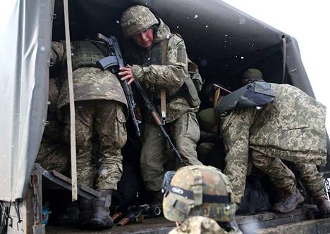 Ukrainalaiset sotilaat siirtyivät asemaansa ennen taistelua, joka käydään venäläisjoukkojen ja venäläisten tukemien separatistien kanssa Luhanskin alueella 8. maaliskuuta.