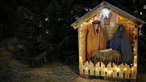 Merikarvian seurakuntatalon edessä sijaitsevasta seimestä on joku vienyt Jeesus-nuken mennessään. 21. joulukuuta nukke oli vielä seimessä.