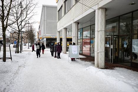 Ennakkoäänestys käynnistyi Tampereella monessa osoitteessa keskiviikkona. Virastotalon edustalla jonotettiin äänestämään pääsyä.