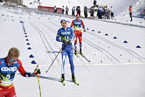 Iivo Niskasen puhti riitti 50 kilometrillä vaikean kauden päätteeksi samalla 6. sijalle kuin MM-kisoissa 2021. 