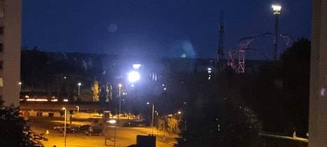 Särkänniemen kirkas valotaulu häikäisee Hämeenpuistoon saakka.
