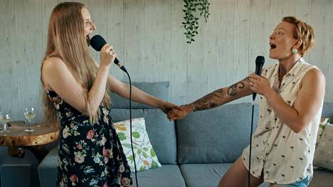 Yksi dokumentin päähenkilöistä, vasemmalla, Laura laulaa ystävänsä kanssa karaokea. 