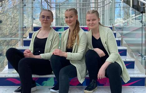 ThreeS eli Sanni Saari (vasemmalla), Sanni Rusama ja Sinna Mäkilä saavutti hopeamitalin kansainvälisessä kantelekilpailussa viikonloppuna.