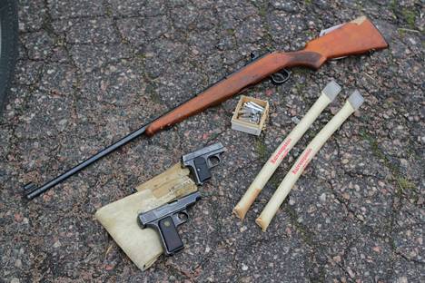 Kuvan aseet ja räjähteet eivät liity Lounais-Suomen poliisin äskettäiseen keräykseen. 