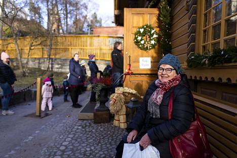Kuopiolaisen Jaana Ruuskasen perheen joulunviettoon hintojen nousu ei vaikuta. Joulupöydästäkin löytyvät tutut herkut. 