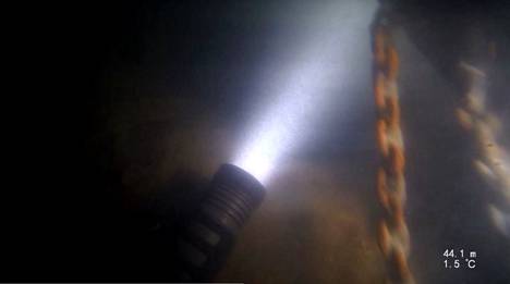 Kuvakaappaus vuoden 2022 sukellusvideosta, jossa näkyy Ilpo Härmäläisen ruumiin löytöpaikka. Kuvassa näkyy ketju, joka oli kiinni paketoidussa ruumiissa.