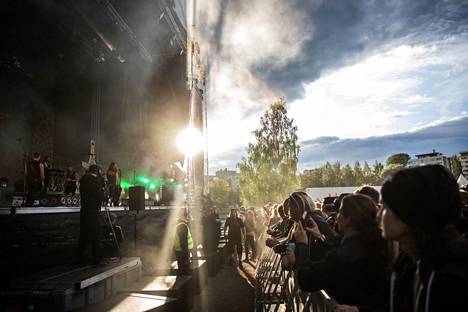 Perinteiset ja isommat kesän tapahtumat vaikuttavat myyvän kohtalaisen hyvin. Esimerkiksi Sauna Open Air Tampereella järjestetään suunnitelmien mukaan 7.-9.7.2022. Kuva Sauna Open Airista vuonna 2019.