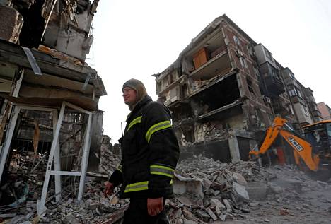 Pelastustyöntekijä käveli raunioituneen kaupunginosan ohitse Mariupolissa tiistaina.