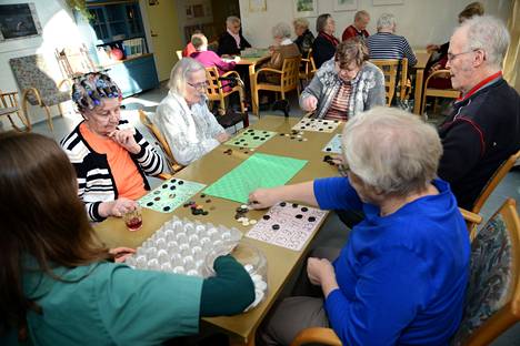 Kirjoittaja kannustaa vapaaehtoisia mukaan järjestämään vaihtelua vanhusten vakio-ohjelmaan. Elokuussa 2014 Valkeakosken terveyskeskuksen päiväkeskuksessa pelattiin lautabingoa.