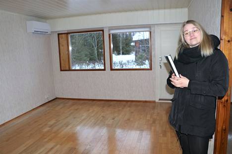 AR Isännöinnin Johanna Mäki esitteli rivitalokolmiota Isohaankadun 19 asunnon yhtiössä. saunaosaston kypyhuone juuri remontoitiin, mikä nosti hintaa. Mäki arvioi, että nuoret haluavat muuttovalmiin kodin.