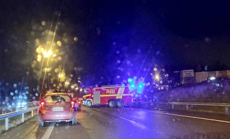 Kolme henkilöautoa kolaroivat läntisellä kehätiellä Pirkkalassa lauantaina iltapäivällä.