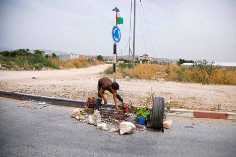 Israelin sotilaat ovat ampuneet 17-vuotiaan palestiinalaisen pojan Israelin miehittämällä Länsirannalla Jeninissä. Poika laski kukkia tapahtumapaikalle 21. toukokuuta.