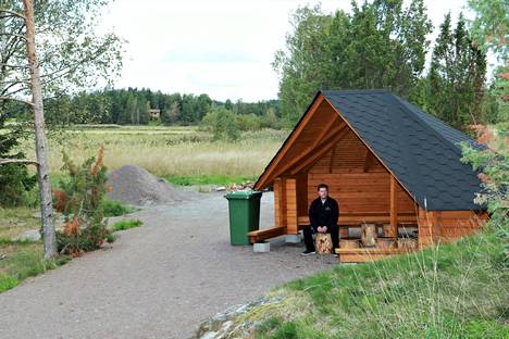 Ihmiset ulkoilevat ja klapeja palaa rutkasti - Työnjohtaja Holmberg  porukoineen saa pian tarjolle uuden reitin - Elämänmeno - Rannikkoseutu