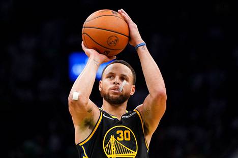 Stephen Curry nakutti 43 pistettä yön koripallon NBA-ottelussa.