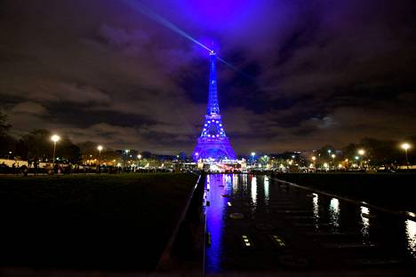 Eiffel-torni Pariisissa valaistiin uudenvuoden aattona EU-puheenjohtajuuden kunniaksi.