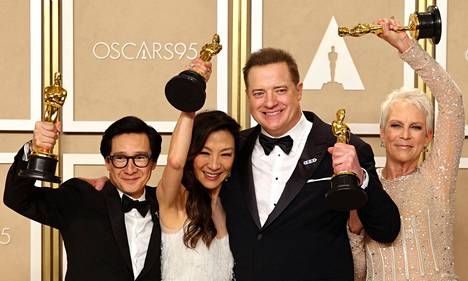 Ke Huy Quan (vasemmalla) ja Jamie Lee Curtis (oikealla) voittivat parhaan sivuosan Oscar-palkinnot rooleistaan elokuvassa Everything Everywhere All at Once. Parhaan naispääosan palkinnon samasta elokuvasta sai Michelle Yeoh. Parhaan miespääosan palkinnon sai Brendan Fraser elokuvasta The Whale. 