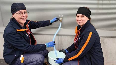 K-Supermarket Järvituulen myyjät Katja Koivula ja Tiia Lakkonen näyttävät, miten kauppakeskuksen ulkoseinässä olevasta vesihanasta saa vettä omaan astiaan. Pakkasten tullen hana on pois käytöstä. Juoksevaa vettä voi kysyä myös tuorelihatiskiltä.