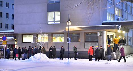 Kymmenet ihmiset jonottivat pääsyä Rauman verotoimistoon valtakadulla tiistaina. Tammikuinen ruuhka on tuttu ilmiö aiemmiltakin vuosilta. Kuva: Juha Sinisalo