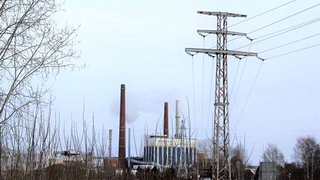 UPM:n Tervasaaren tehdas kuvattuna Varsanhännästä päin 18.1.2022. Paperikoneet seisoivat työntekijöiden lakon vuoksi. Fingridin voimalinja menee tehtaalle. 