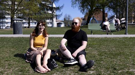 Juulia Jaakkola ja Rami Leinonen käyvät usein Koskipuistossa. He toivovat, että ihmiset eivät jättäisi roskiaan nurmikolle.