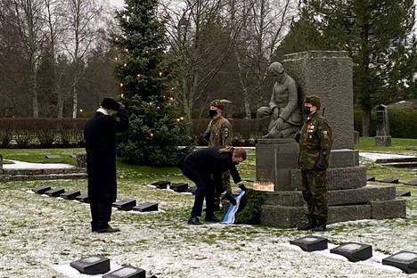Kaatuneitten muistopäivää vietetään 15. toukokuuta. Mirjam Töyry muistuttaa mielipiteessään, että kaatuneiden hautakivet ja niissä olevat nimet ovat tulevillekin sukupolville muistona siitä, mitä sankarivainajat ovat isänmaalleen antaneet. Kuvassa itsenäisyyspäivän seppeleenlasku Jämsässä. 