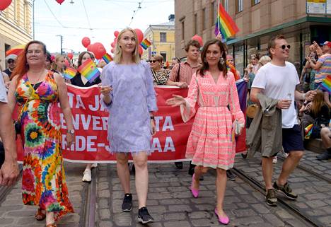 Pääministeri Sanna Marin osallistui pride-kulkueeseen Helsingissä viime kesänä. Viime vuonna Suomessa järjestettiin lähes 40 pride-tapahtumaa.
