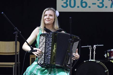 Kultainen Harmonikka 2021 voittaja Sonja Lampinen aloitti soiton festivaalin avajaisissa.