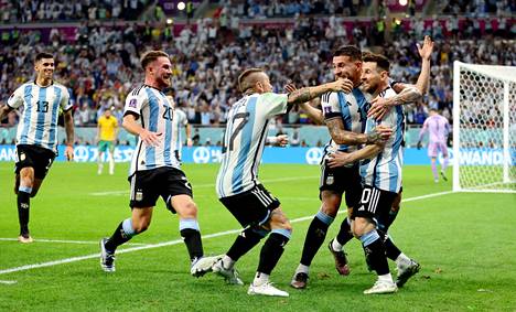 Argentiina juhlii Lionel Messin maali Australiaa vastaan neljännesvälierissä. Messi on Argentiinan hyökkäyspelin sykkivä sydän.