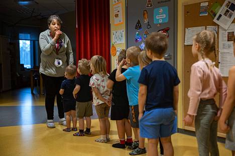 ”Lapsista on ihanaa, kun on vähän jännittävää ja salaisuuksia.” Varhaiskasvatuksen opettaja Eeva-Liisa Juurijärvi harjoitteli lasten kanssa hiljaa hiipimistä käytävässä, kun päiväkotiryhmä Pikkuhukat oli siirtymässä jumppatuokiolle 2. marraskuuta.