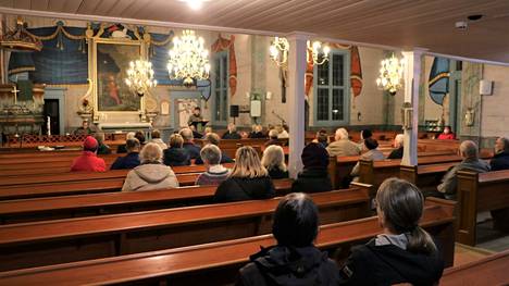 Honkajoen kirkon mahdolliset muutostyöt vetivät kirkkoon yli 40 kuulijaa. Puheenvuoron käytti 8 seurakuntalaista kappalaisen Anna-Kaisa Hautalan ja talousjohtaja Keijo Haaviston lisäksi.