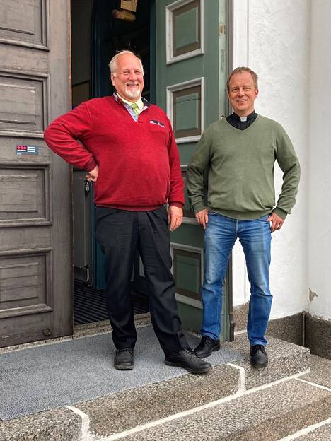 ELY:n toiminnanjohtaja Antero Rasilainen ja kirkkoherra Harri Niemelä viikonlopun tapahtumapaikan, eli Jämsän kirkon ovella.