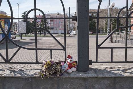 Kramatorskin asemalle oli tuotu kukkia ja pehmoleluja iskun uhrien muistoksi. Kuva on otettu sunnuntaina 10. huhtikuuta. Rautatieasemalle tehtiin ohjusisku perjantaina. 