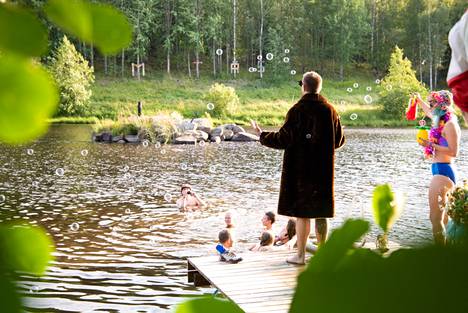 Festivaalin tapahtuma-alue sijaitsee Urjalan Nuutajärvellä, jossa kävijät saavat nauttia kauniista maisemista. Paikalle pääsee muun muassa festaribussilla. Kuva vuoden 2021 Mitäs mitäs mitäs -festivaaleilta.