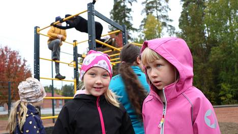 Kuoreveden koulun lähiliikuntapaikka avattiin. Kakkosluokkalaiset Emilia Linnanto ja Elma Ruotsalainen olivat ensimmäisten joukossa testaamassa kiipeilytelinettä.
