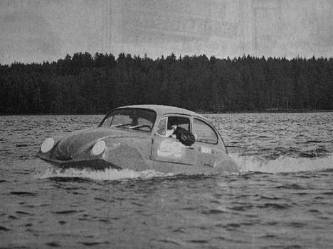 1 Kolhossa nähtiin erikoinen vesikulkuneuvo, kun Marko Kujala huristeli Kuplallaan pitkin Keurusselkää. Auto, tai laiva, miten vaan, oli Erkki Aittosen 1980-luvulla valmistama ja jo aiemmin sillä kerrottiin lasketun myös Vilppulankosken läpi.