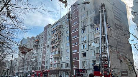 Pelastajat sammuttivat palamaan syttynyttä rakennusta Zaporižžjassa keskiviikkona 22. maaliskuuta. Ukrainan presidentin kanslia tiedotti päivällä, että kaupunki on Venäjän laajan hyökkäyksen kohteena.