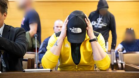 Pietniemen murhasta syytetty mies peitteli kasvojaan Satakunnan käräjäoikeudessa Porissa maanantaina aamulla.