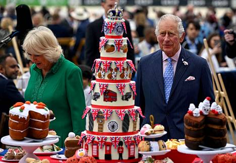 Prinssi Charles ja hänen vaimonsa Cornwallin herttuatar Camilla katselivat kuningatar Elisabetin 70-vuotisen valtakauden kunniaksi tehtyjä koristeluja.